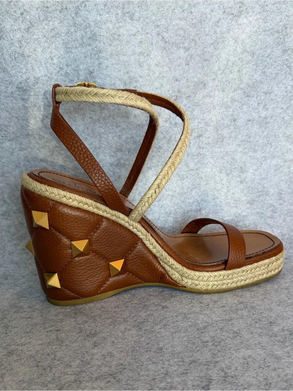 •4 Valentino Garvani Roman Stud Quilted Wedge Espadrille Sandals 39